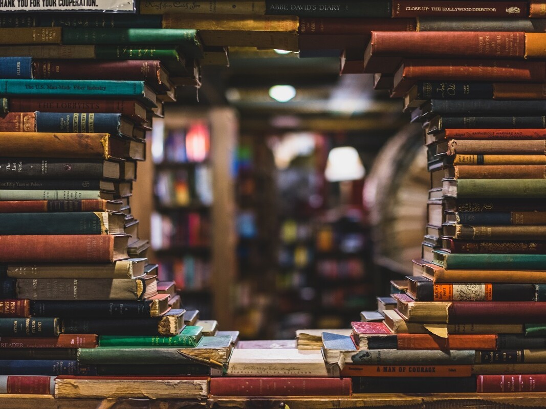Bücherwand mit Loch