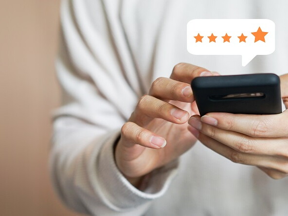 Mann bewertet mit dem Smartphone