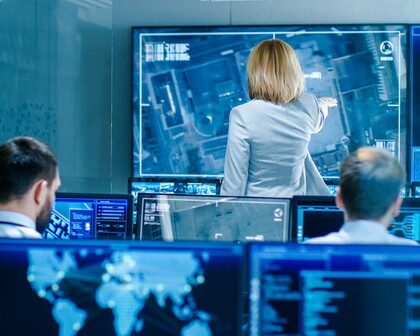 Menschen im Raum an Bildschirmen