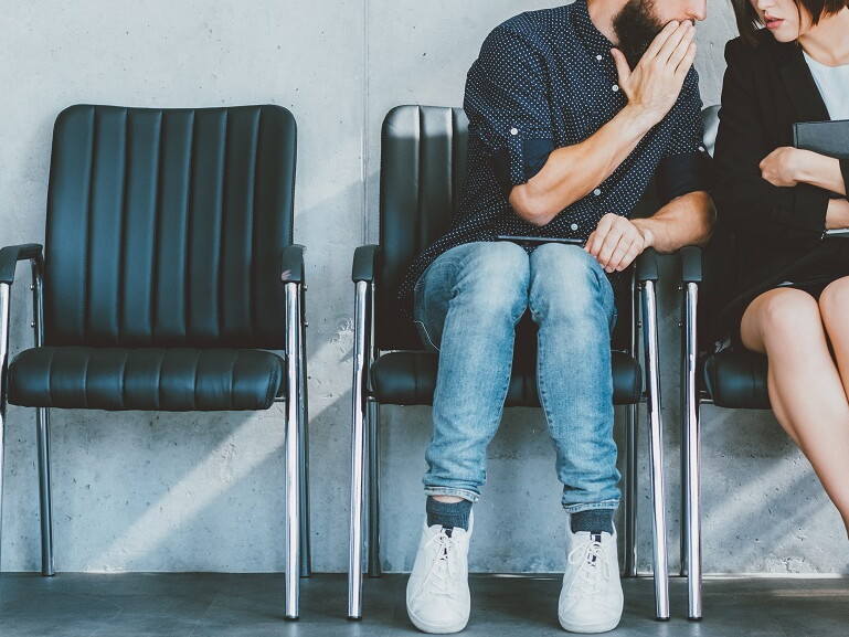 Pärchen auf Wartestühlen
