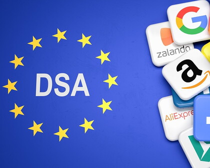 Online-Marktplatz auf einem Smartphone mit Melde- und Empfehlungssystem – Symbolbild zum DSA-Urteil des OLG Bamberg gegen Amazon
