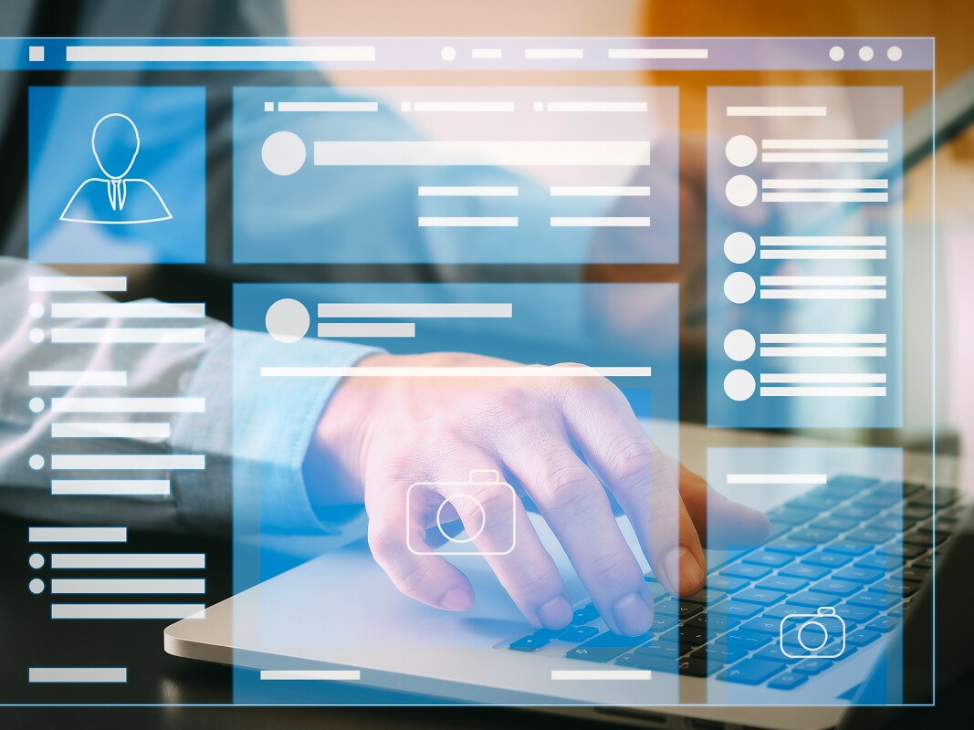 Hand auf Tastatur mit Grafik von Daten im Vordergrund