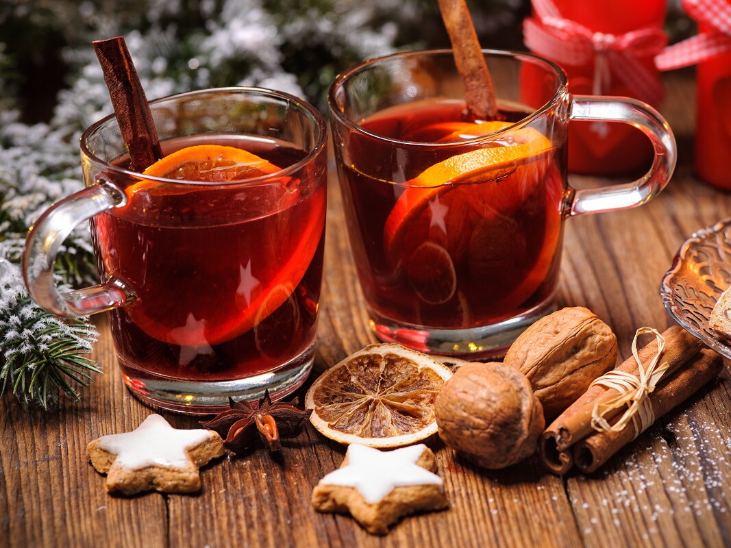 Glühwein mit Weihnachtsgebäck