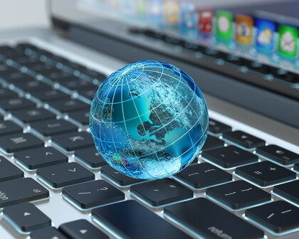 Glas Erdkugel auf Macbook