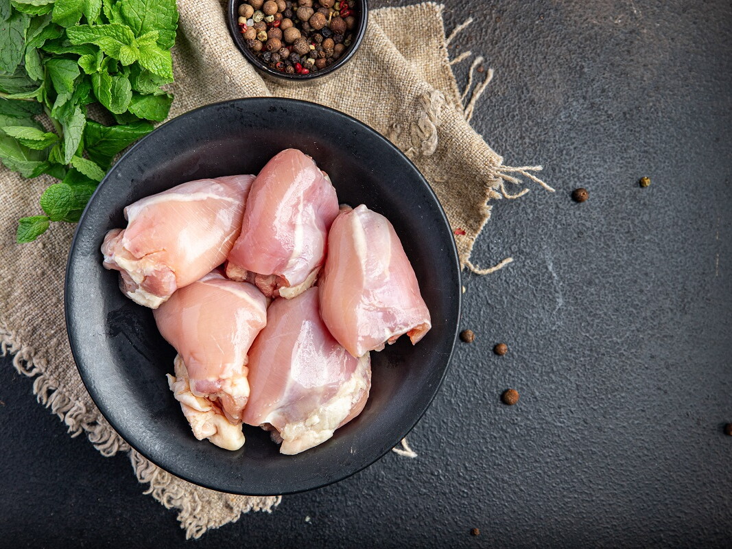 rohes Hähnchengleisch in Schüssel