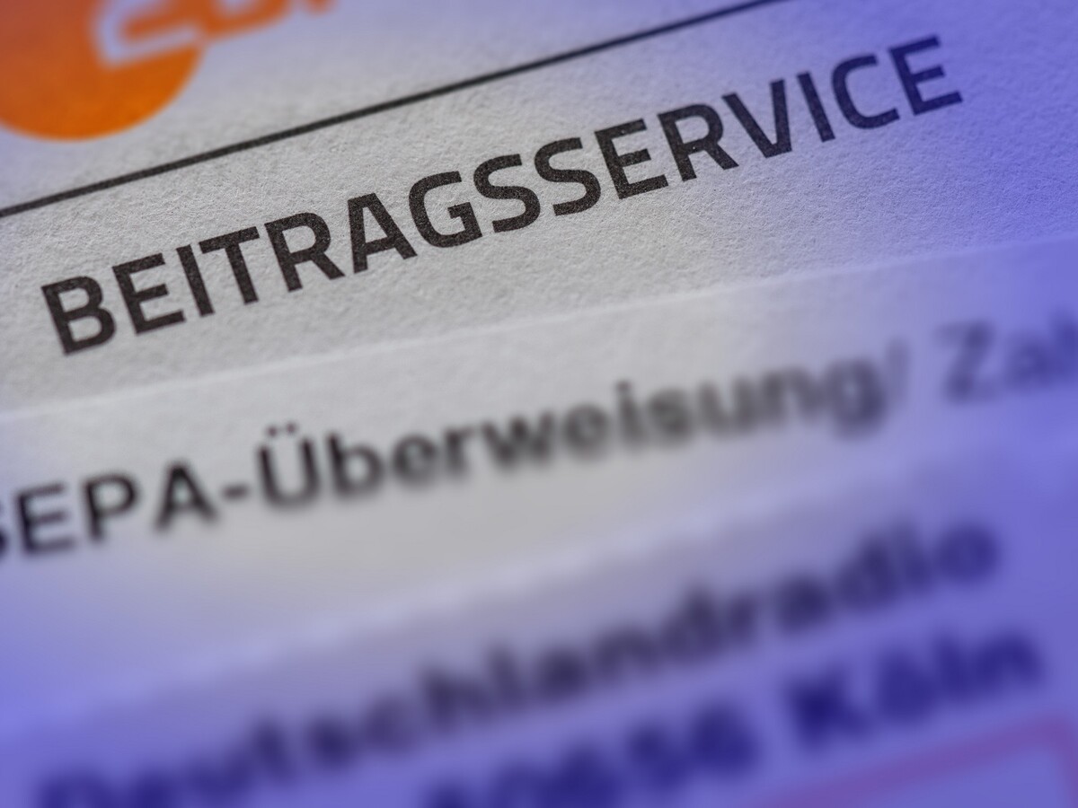 Brief mit dem Schriftzug "Beitragsservice", der die Zahlungsaufforderung für den öffentlich-rechtlichen Rundfunkbeitrag in Deutschland dokumentiert