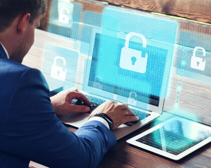 Mann am Laptop  mit Icons für digitale Sicherheit