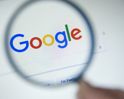 Lupe auf Google-Logo