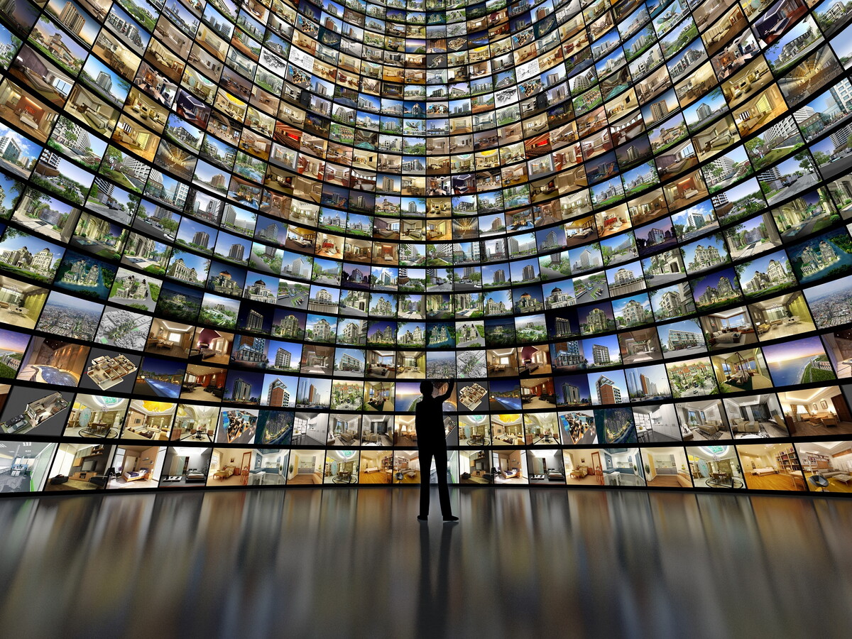 Mann in Raum voller Bildschirme