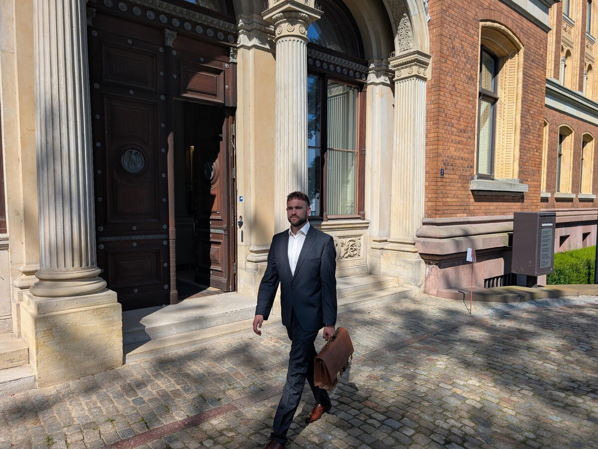 Rechtsanwalt Peter Weiler vor dem OLG Schleswig-Holstein bei der Verhandlung zu Likör ohne Ei