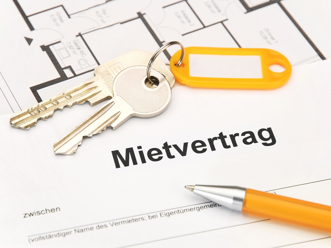 Schlüssel auf Mietvertrag