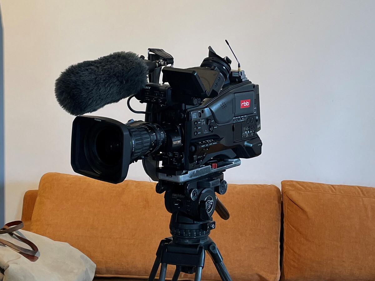 Kamera des RBB beim Dreh in der Kanzlei Mueller.legal