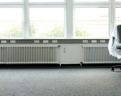 Bürostuhl in leerem Raum