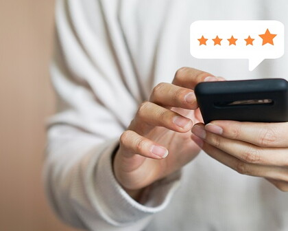 Mann bewertet mit dem Smartphone