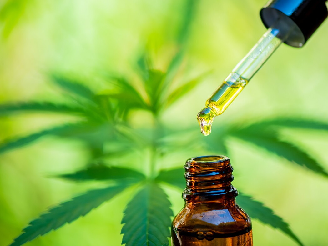 Pipette mit CBD Öl und Flasche