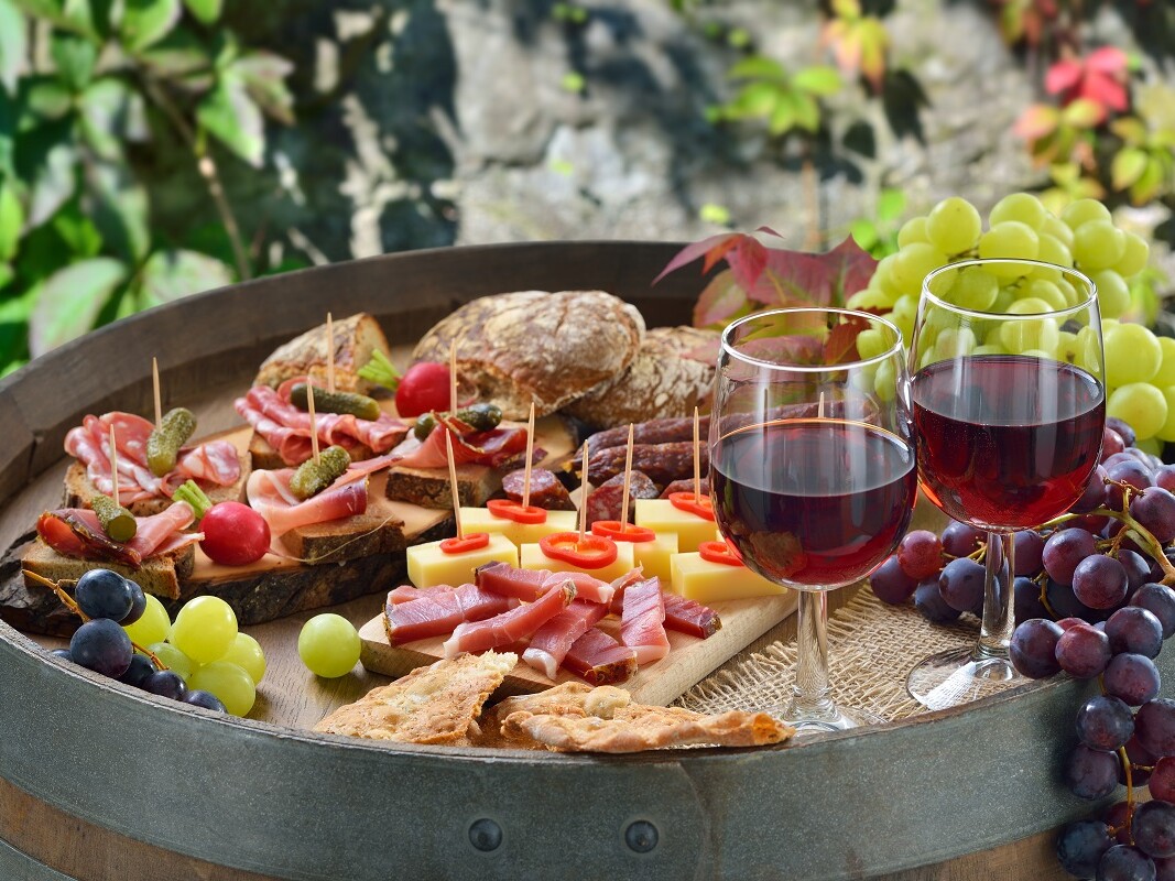 Brotzeit mit Wein