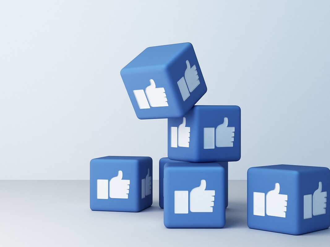blaue Würfel mit Daumen hoch Logo von Facebook