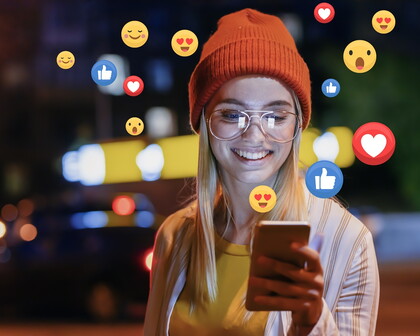 Indluencerin am Smartphone