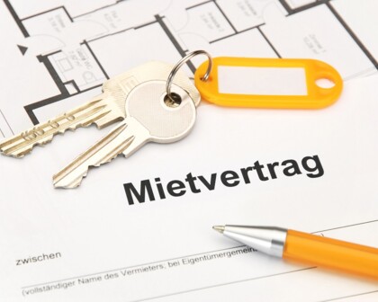 Schlüssel auf Mietvertrag