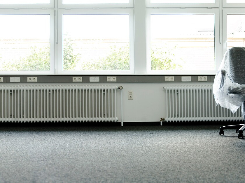 Bürostuhl in leerem Raum