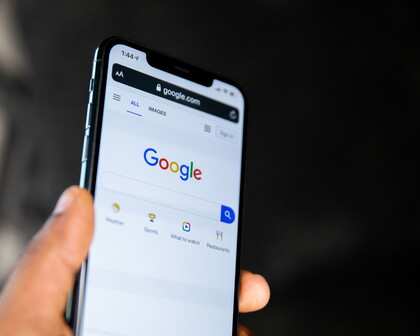 Smartphone mit geöffneter Google-Suchseite, Symbolbild zur Einführung des neuen KI-Suchmodus in Deutschland