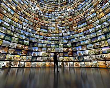 Mann in Raum voller Bildschirme