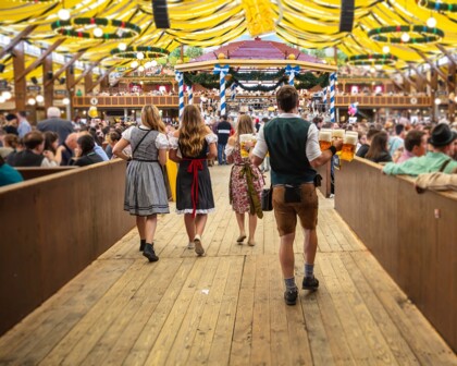 Menschen im Oktoberfestzelt