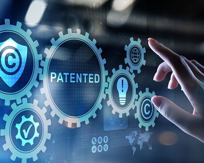 Finger auf Bildschirm mit Patent Icons