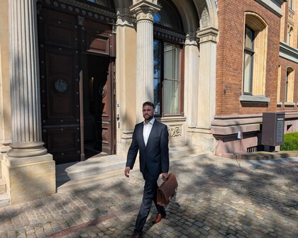 Rechtsanwalt Peter Weiler vor dem OLG Schleswig-Holstein bei der Verhandlung zu Likör ohne Ei