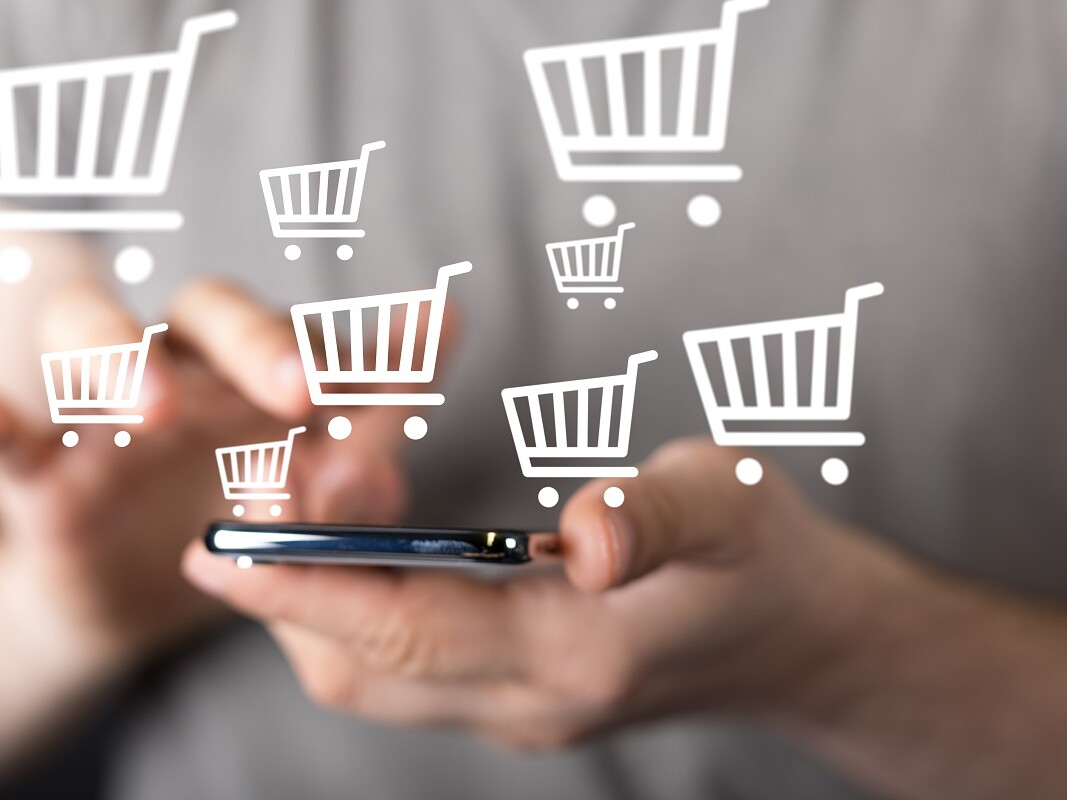 Mensch bestellt online über smartphone