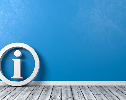 Informationsschild vor blauer Wand