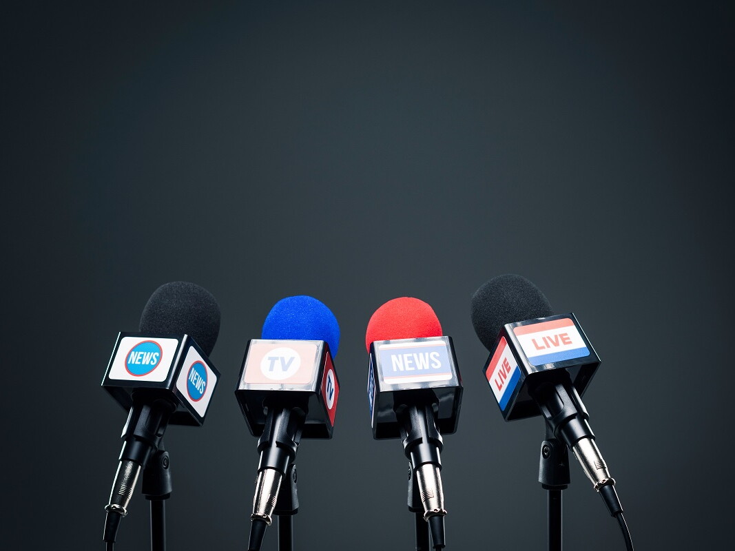 Pressekonferenz mit Mikrofonen