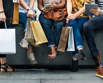 Gruppe von Menschen beim Einkaufen