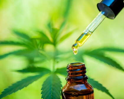 Pipette mit CBD Öl und Flasche