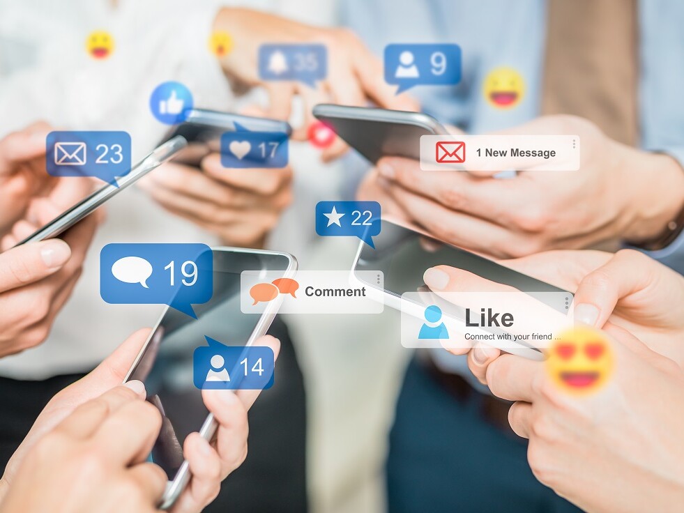 Hände am Handy auf Facebook