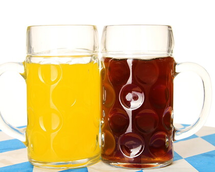 Gläser mit Fanta und Cola