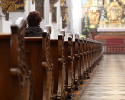 Frau sitzt in der Kirche