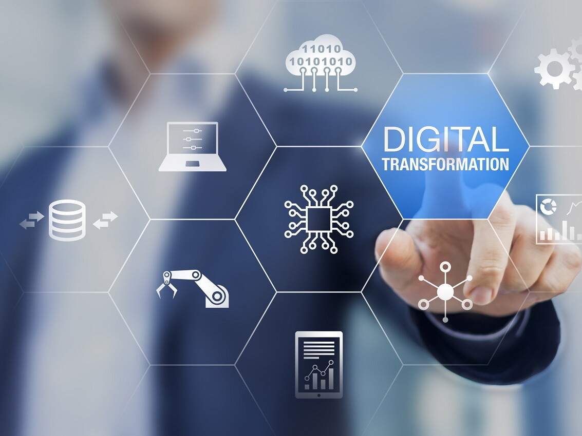 Hand tippt auf Bildschirm mit Icons digitale Transformation