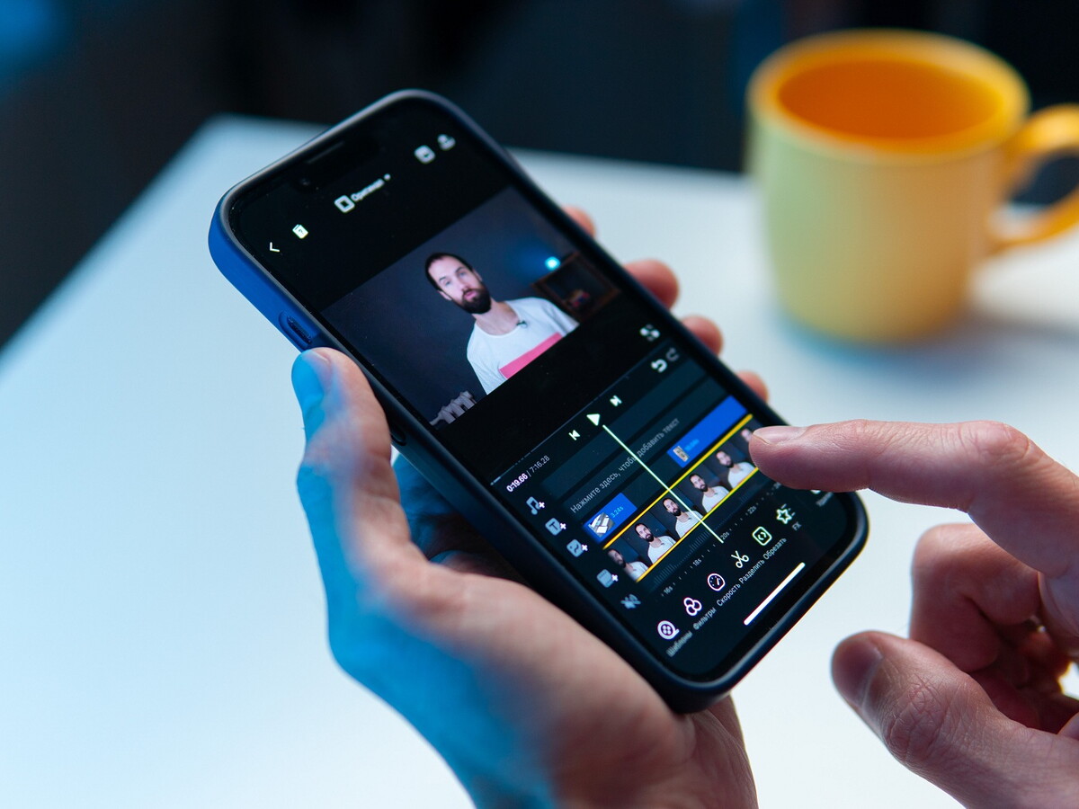 Social-Media-Video Bearbeitung mit Musik auf dem Smartphone als Symbol für eine NIMROD-Abmahnung wegen Musiknutzung auf Instagram.