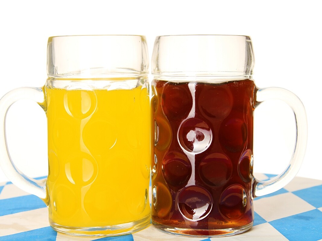 Gläser mit Fanta und Cola