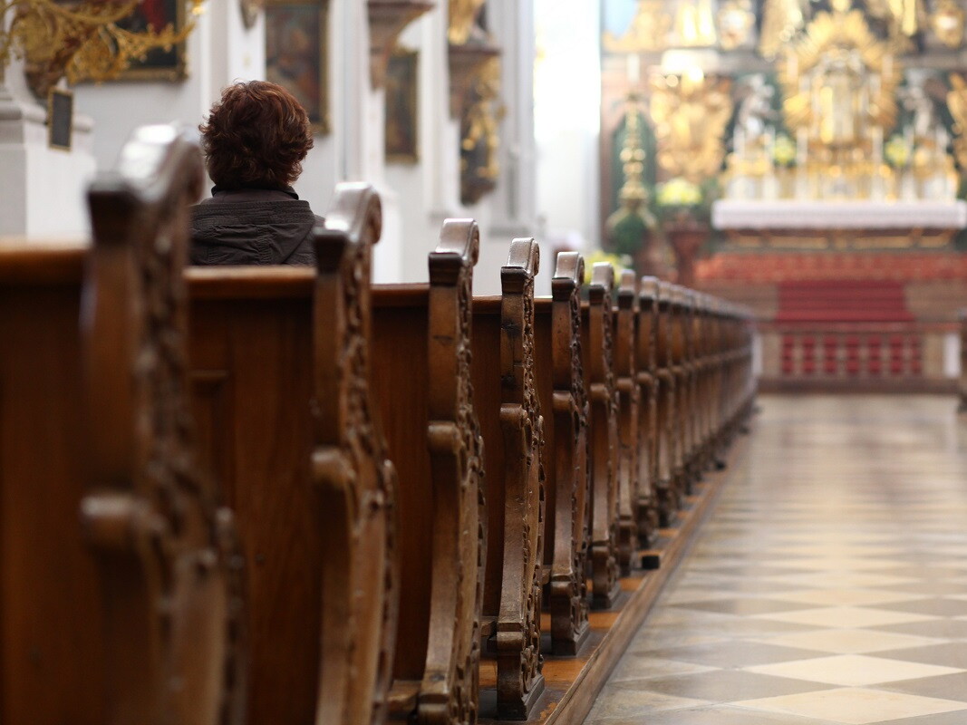 Frau sitzt in der Kirche