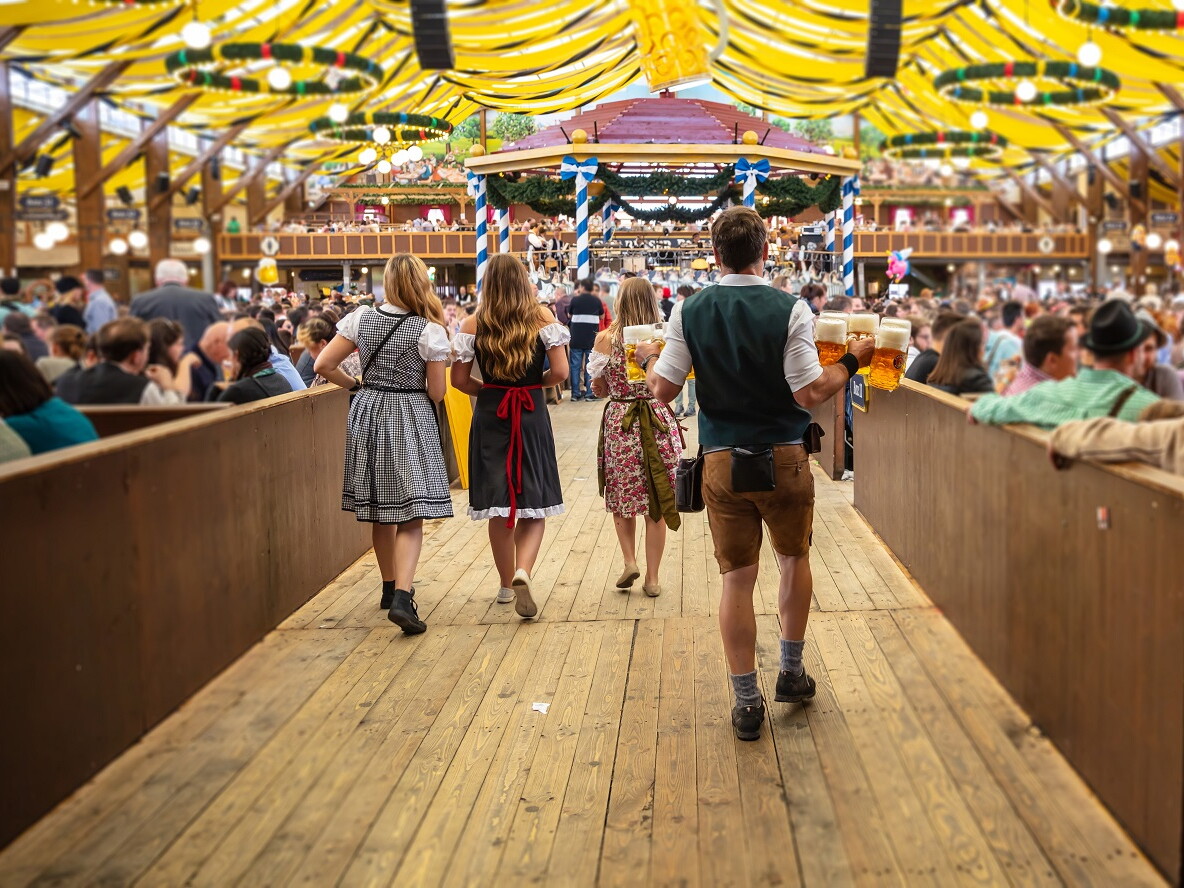 Menschen im Oktoberfestzelt