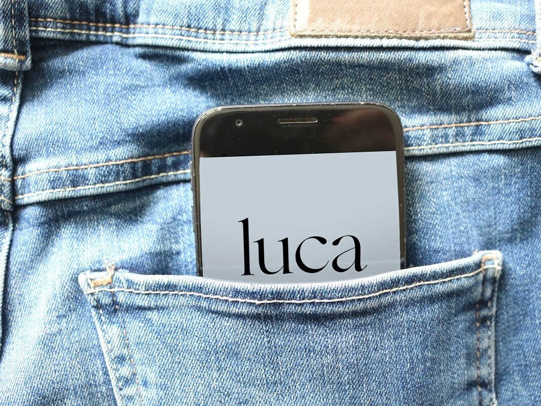Smartphone mit Luca App in Hosentasche