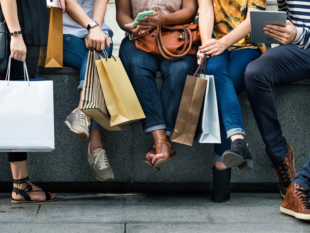 Gruppe von Menschen beim Einkaufen