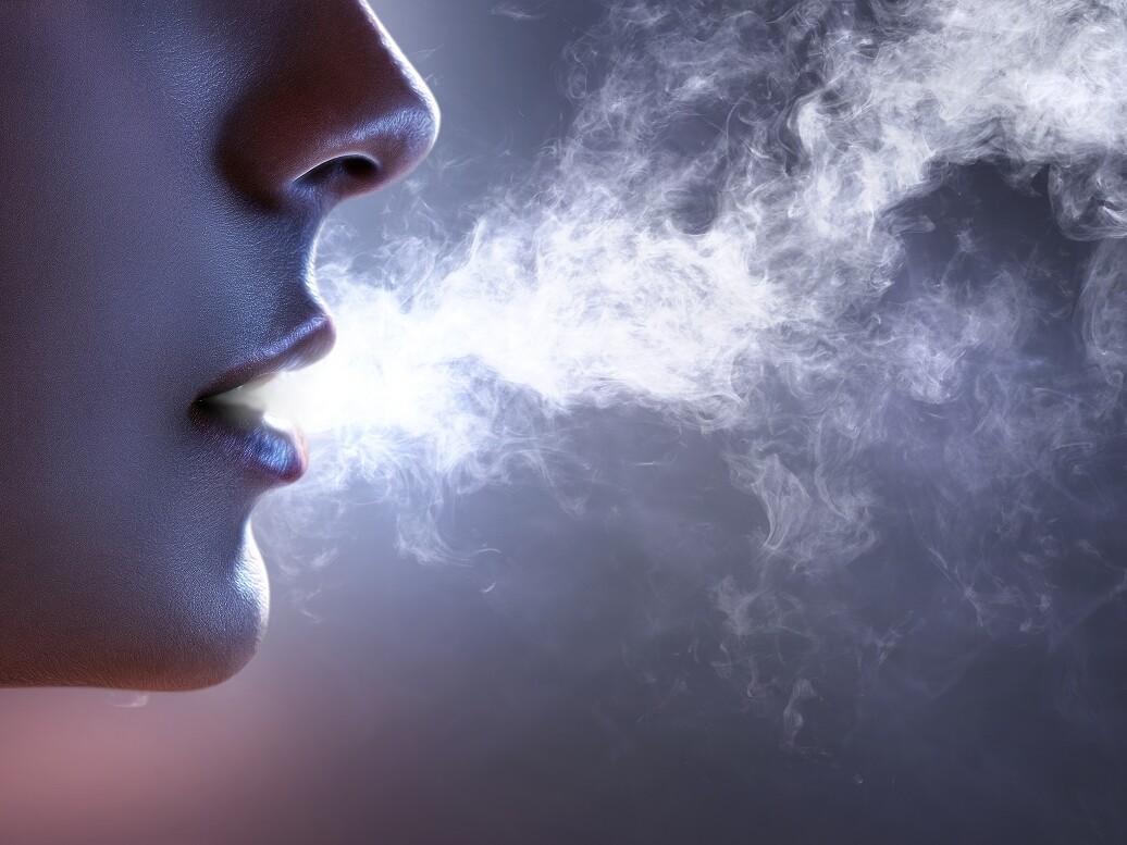 Rauch aus den Mund einer Frau