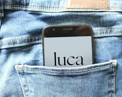 Smartphone mit Luca App in Hosentasche