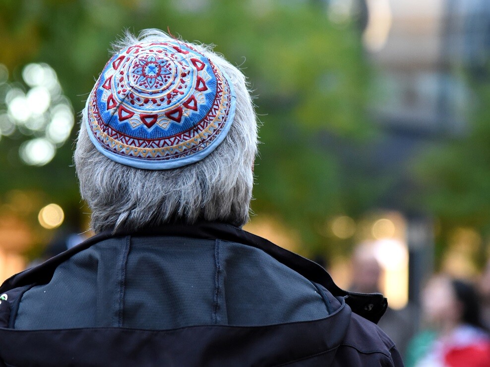 Mann mit Kippa von hinten