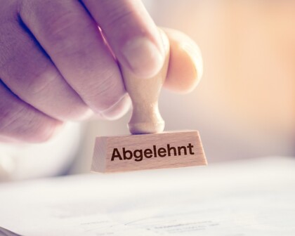 Hand mit Stempel abgelehnt