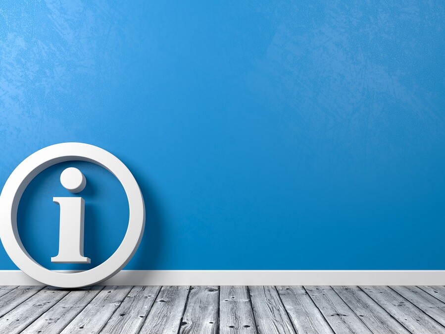 Informationsschild vor blauer Wand