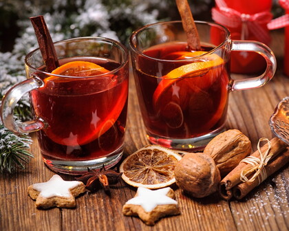 Glühwein mit Weihnachtsgebäck